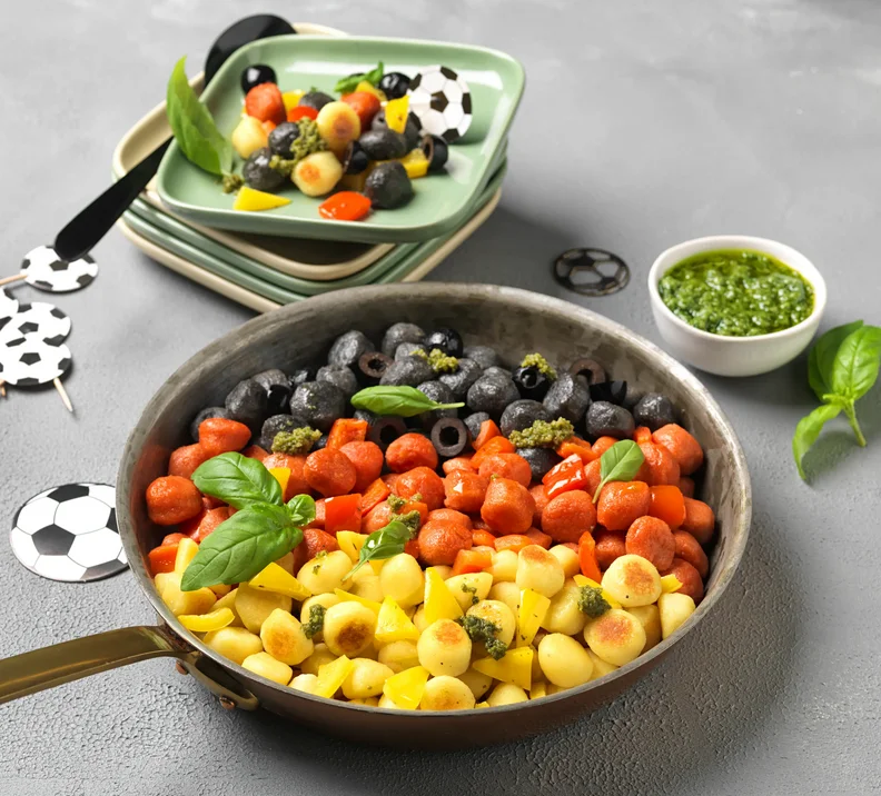 Schwarz-rot-goldene Gnocchi Pfanne