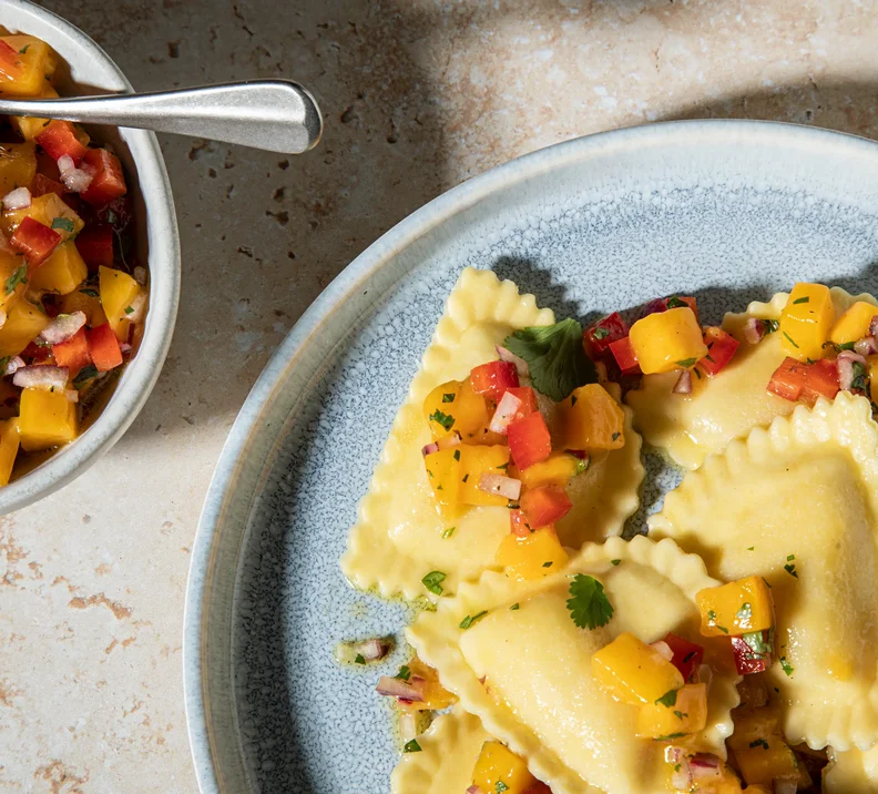 Mezzelune mit sommerlicher Mango-Salsa