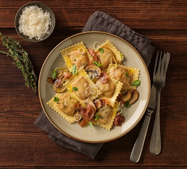 Ravioli Prosciutto Crudo e 4 Formaggi mit Champignons