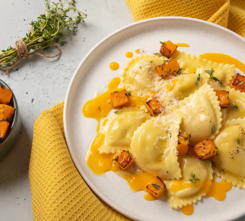 Goldener Herbst: Mezzelune Carbonara mit Kürbis und Thymian-Butter