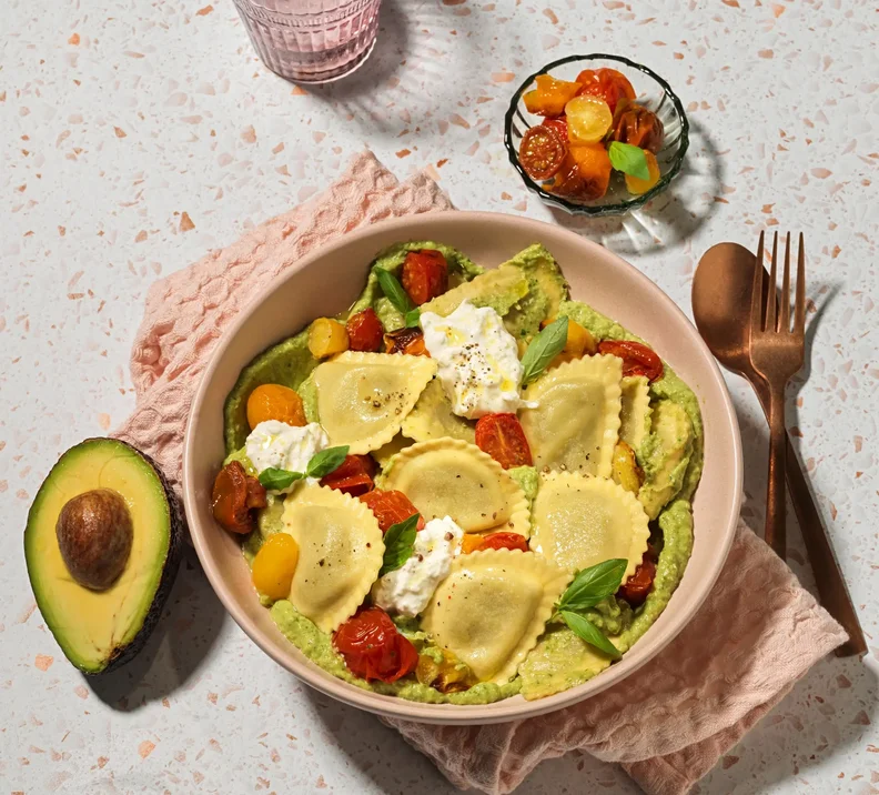 Mezzelune mit Rucola-Avocado Pesto und Burrata